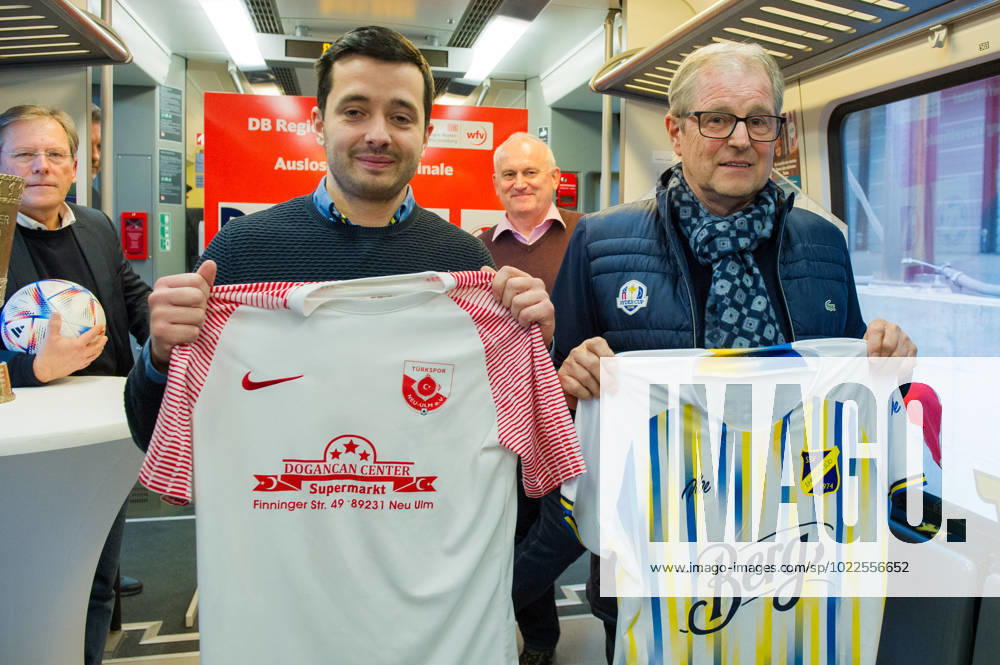 Vereinsvertreter der Auslosung mit Trikots: Tuerkspor Neu-Ulm re: SSV Ehingen. Sued GER, Stuttgart, Auslosung für die Viertelfinal- und Halbfinal-Partien im DB Regio-wfv-Pokal der Herren 2022 23, 20.01.2023, Hauptbahnhof Stuttgart. Gleis 1 in einem Elektrotriebwagen der Baureihe 442 von Bombardier, der üblicherweise auf der Gäu- bzw. Murrbahn verkehrt. GER, Stuttgart, DB Regio-wfv-Pokal der Herren 2022 23