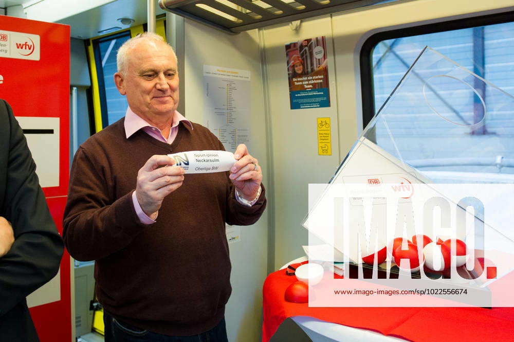Harald Mueller (wfv-Spielausschuss- Vorsitzender) GER, Stuttgart, Auslosung für die Viertelfinal- und Halbfinal-Partien im DB Regio-wfv-Pokal der Herren 2022 23, 20.01.2023, Hauptbahnhof Stuttgart. Gleis 1 in einem Elektrotriebwagen der Baureihe 442 von Bombardier, der ueblicherweise auf der Gäu- bzw. Murrbahn verkehrt. GER, Stuttgart, DB Regio-wfv-Pokal der Herren 2022 23