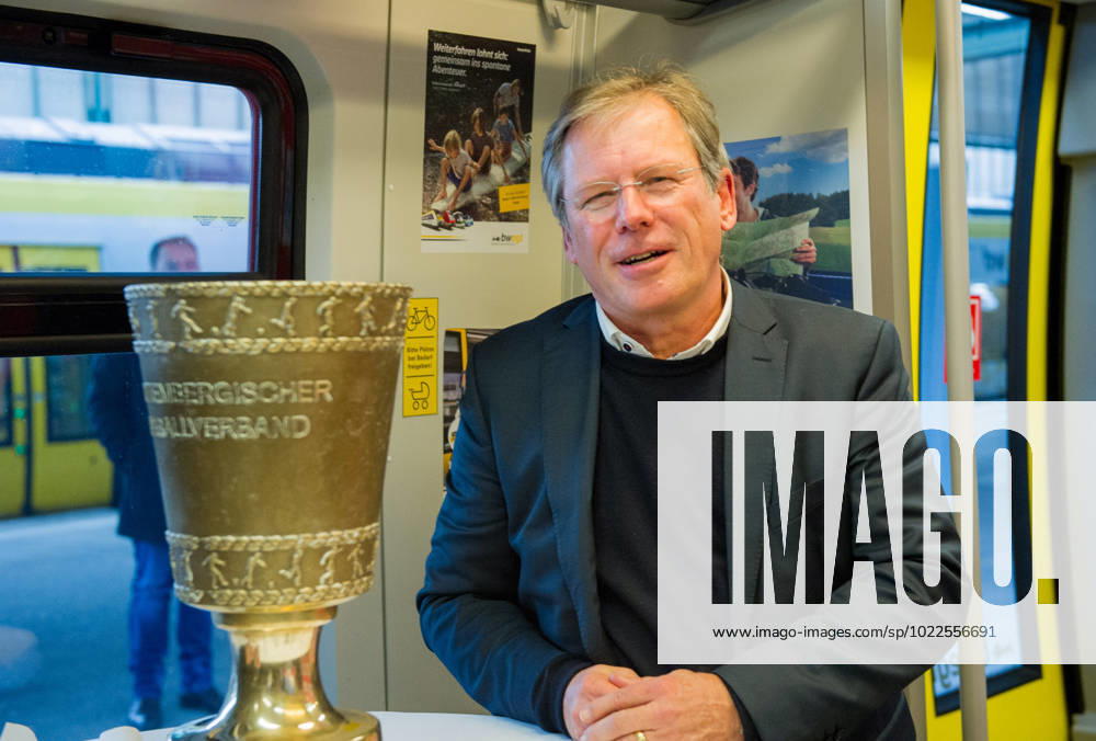 David Weltzien (Vorsitzender Regionalleitung DB Regio AG) GER, Stuttgart, Auslosung für die Viertelfinal- und Halbfinal-Partien im DB Regio-wfv-Pokal der Herren 2022 23, 20.01.2023, Hauptbahnhof Stuttgart. Gleis 1 in einem Elektrotriebwagen der Baureihe 442 von Bombardier, der üblicherweise auf der Gäu- bzw. Murrbahn verkehrt. GER, Stuttgart, DB Regio-wfv-Pokal der Herren 2022 23