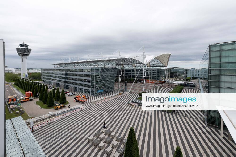 Auswirkungen Corona Flughafen München Im Bild Blick auf den Tower und das MABC Munich Airport Business Center Regenwolken bewölkt graue Wolken. München Flughafen München Bayer Deutschland