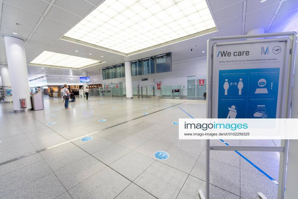 Auswirkungen Corona Flughafen München Im Bild Informationstafel We care Verhaltensregeln Maksenpflicht, Abstand, Mund- Naseschutz, Arbeuge Niesen, Hände waschen, Ankunftsbereich Empfang Ankunft Wartebereich. München Flughafen München Bayer Deutschland