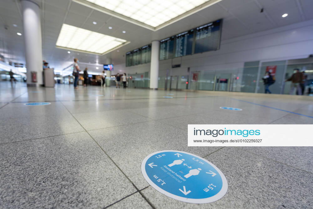 Auswirkungen Corona Flughafen München Im Bild Aufkleber Boden 1, 5 Meter Abstand Abstandsregel Empfangsbereich Ankunft Terminal 2 T2. München Flughafen München Bayer Deutschland