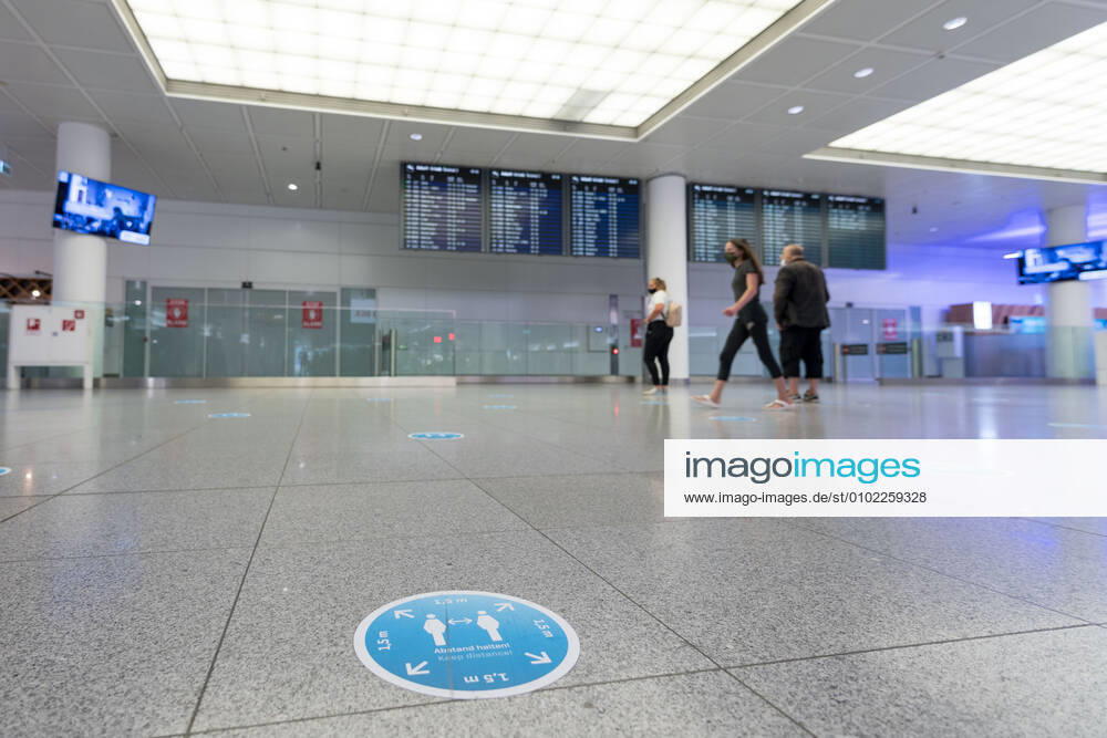 Auswirkungen Corona Flughafen München Im Bild Aufkleber Boden 1, 5 Meter Abstand Abstandsregel Empfangsbereich Ankunft Terminal 2 T2. München Flughafen München Bayer Deutschland