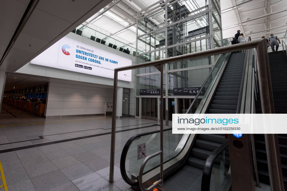 Auswirkungen Corona Flughafen München Im Bild Werbetafel Terminal 2 T2 Corona-Warn-App. München Flughafen München Bayer Deutschland