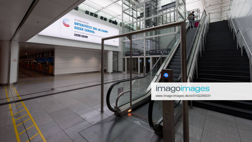 Auswirkungen Corona Flughafen München Im Bild Werbetafel Terminal 2 T2 Corona-Warn-App. München Flughafen München Bayer Deutschland