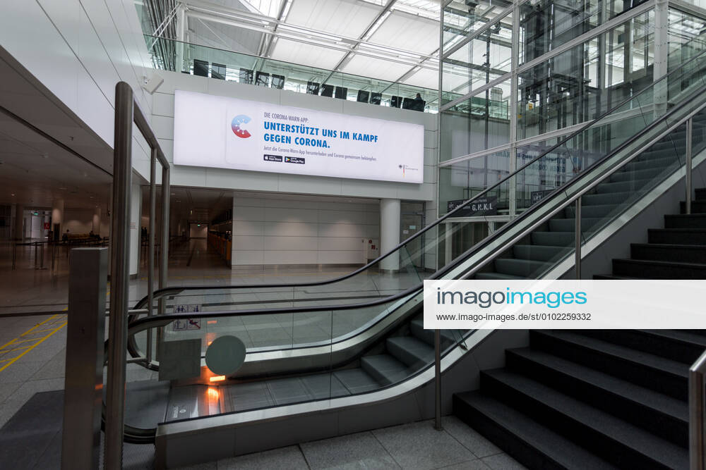 Auswirkungen Corona Flughafen München Im Bild Werbetafel Terminal 2 T2 Corona-Warn-App. München Flughafen München Bayer Deutschland