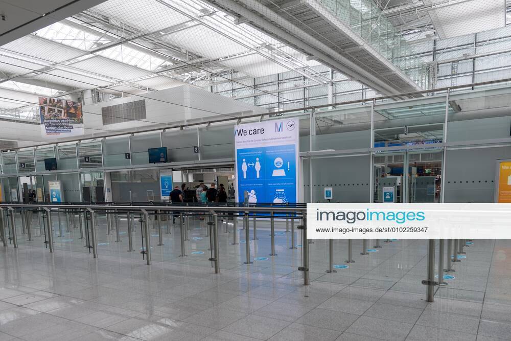 Auswirkungen Corona Flughafen München Im Bild Infoscreen Hinweis Verhaltensregeln bei Sicherheitskontrolle Abstand halten, Mund Nasenschutz, Niesen, Hände waschen. München Flughafen München Bayer Deutschland