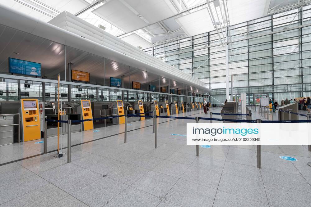 Auswirkungen Corona Flughafen München Im Bild fast leere Economy Gepäckaufgabe Lufthansa Terminal 2 T2. München Flughafen München Bayer Deutschland