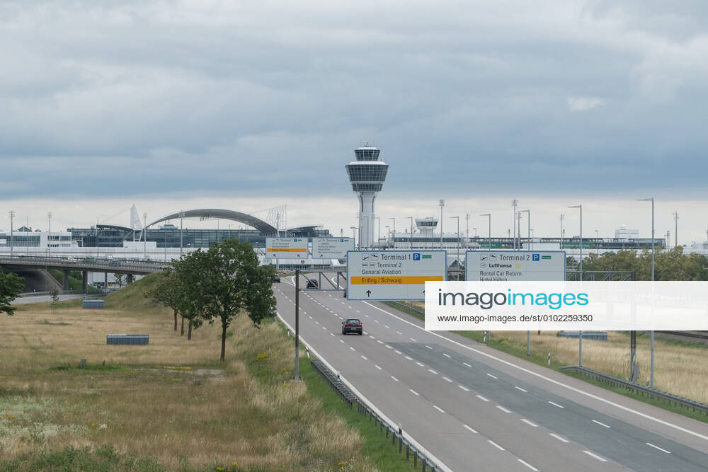Auswirkungen Corona Flughafen München Im Bild Autobahn Zubringer Tower Terminal 1 Terminal 2 Beschilderung. München Flughafen München Bayer Deutschland