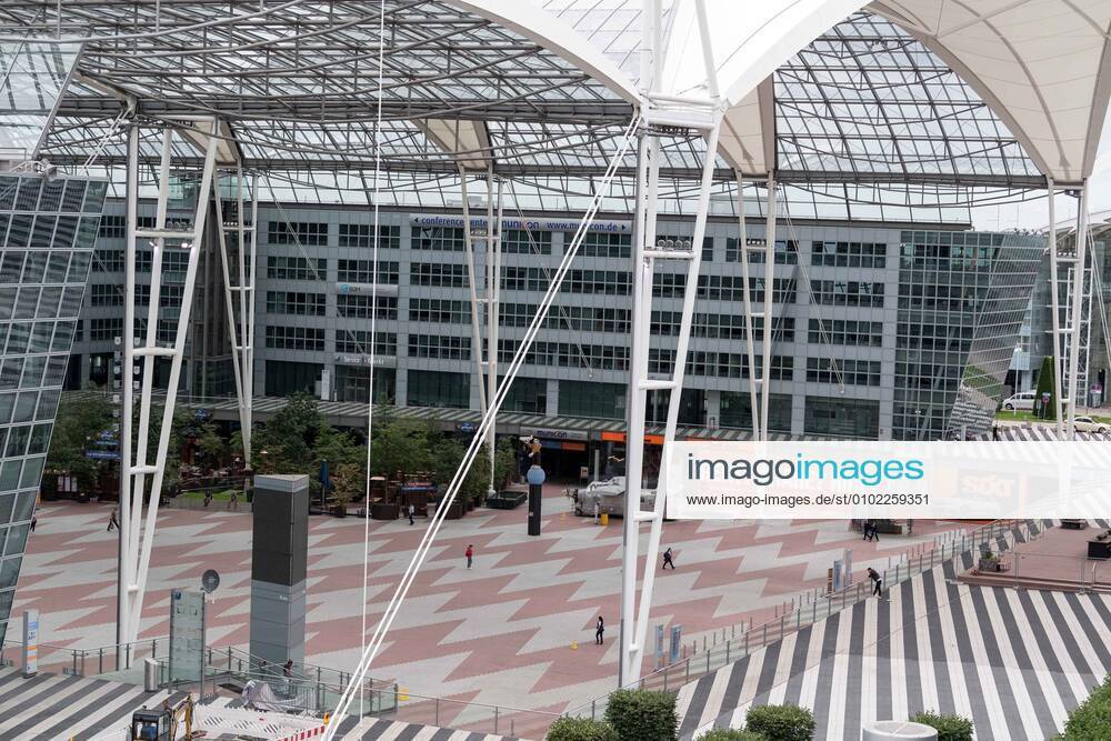 Auswirkungen Corona Flughafen München Im Bild Blick in fast leere Munich Airport Business Center. München Flughafen München Bayer Deutschland