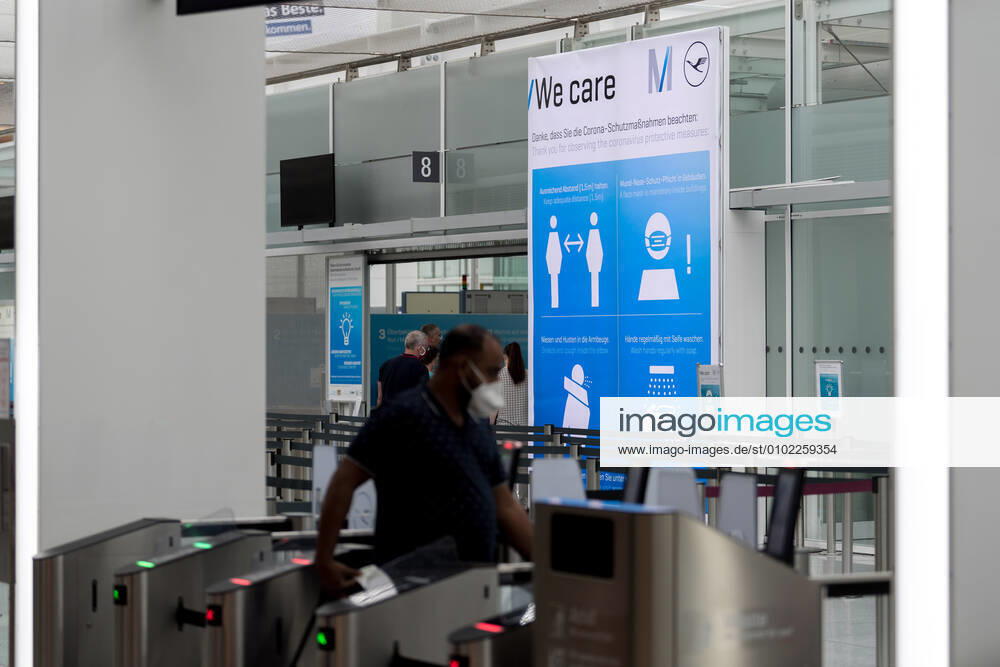Auswirkungen Corona Flughafen München Im Bild Sicherheitshinweis Verhaltensregeln Abstand, Mund- Nasenmaske, Niesen Armbeuge, Hände waschen Sicherheitskontrolle Zugangskontrolle Terminal 2 T2. München Flughafen München Bayer Deutschland