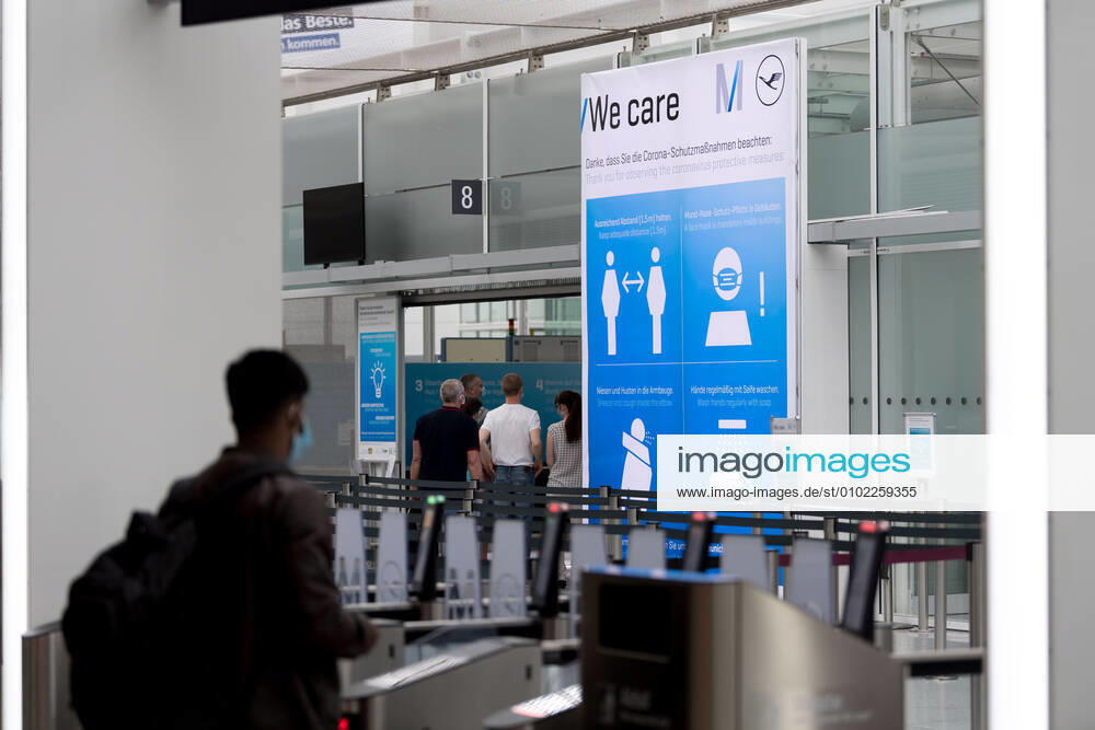 Auswirkungen Corona Flughafen München Im Bild Sicherheitshinweis Verhaltensregeln Abstand, Mund- Nasenmaske, Niesen Armbeuge, Hände waschen Sicherheitskontrolle Zugangskontrolle Terminal 2 T2. München Flughafen München Bayer Deutschland