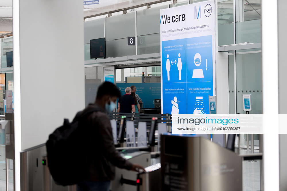 Auswirkungen Corona Flughafen München Im Bild Sicherheitshinweis Verhaltensregeln Abstand, Mund- Nasenmaske, Niesen Armbeuge, Hände waschen Sicherheitskontrolle Zugangskontrolle Terminal 2 T2. München Flughafen München Bayer Deutschland