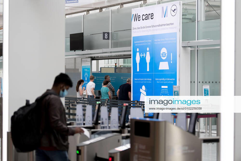 Auswirkungen Corona Flughafen München Im Bild Sicherheitshinweis Verhaltensregeln Abstand, Mund- Nasenmaske, Niesen Armbeuge, Hände waschen Sicherheitskontrolle Zugangskontrolle Terminal 2 T2. München Flughafen München Bayer Deutschland
