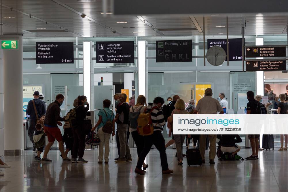 Auswirkungen Corona Flughafen München Im Bild Zugangskontrolle Sicherheitskontrolle einige Personen stehen an Gedränge Andrang. München Flughafen München Bayer Deutschland