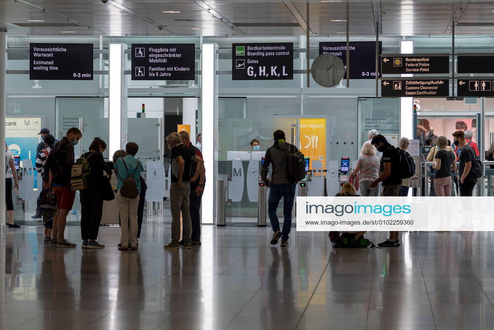 Auswirkungen Corona Flughafen München Im Bild Zugangskontrolle Sicherheitskontrolle einige Personen stehen an Gedränge Andrang. München Flughafen München Bayer Deutschland