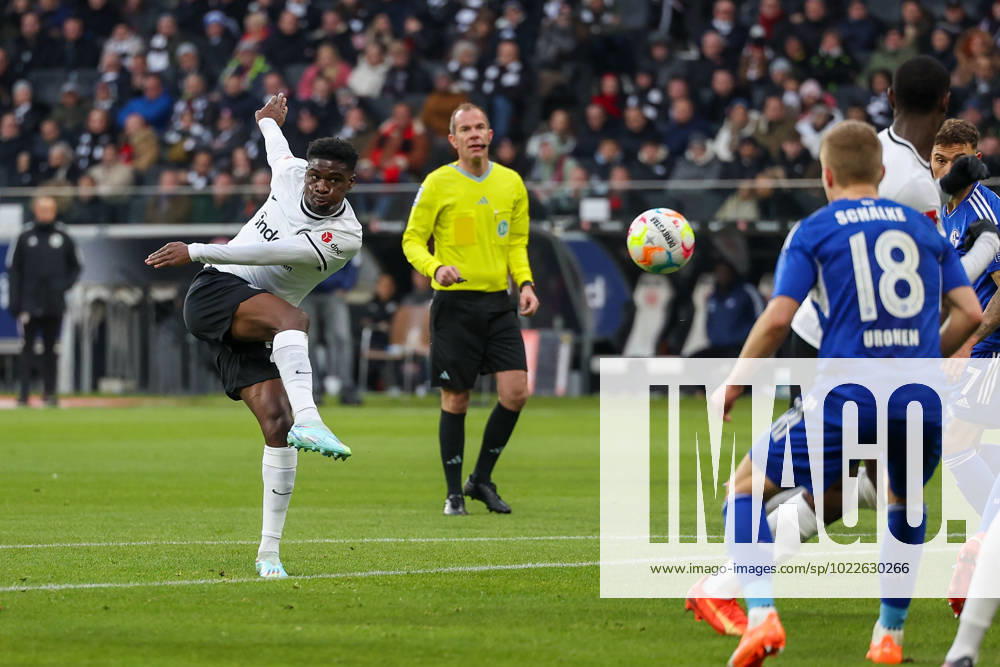 1.Bundesliga Eintracht Frankfurt - FC Schalke 04 v.l., Torschuss Eric Junior Dina Ebimbe (Eintracht Frankfurt)