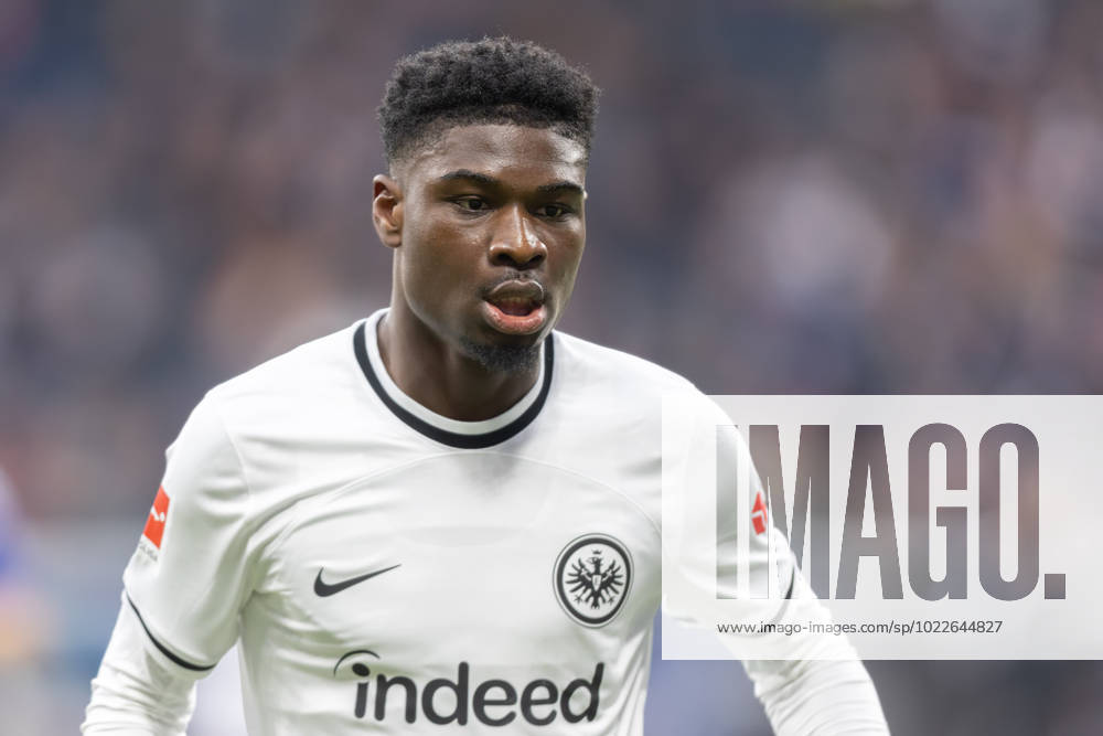 Eintracht Frankfurt - FC Schalke 04, 1. FBL Eric-Junior Dina Ebimbe (Eintracht Frankfurt, 26). Bundesligaspiel zwischen Eintracht Frankfurt und dem FC Schalke 04 am 21. Januar 2023 im Deutsche Bank Park in Frankfurt am Main. Nach Vorgaben der DFL, Deutsche Fußball Liga, ist es untersagt, in dem Stadion und oder vom Spiel angefertigte Fotoaufnahmen in Form von Sequenzbildern und oder videoähnlichen Fotostrecken zu verwerten bzw. verwerten zu lassen., Frankfurt am Main Hessen Deutschland Deutsche Bank Park