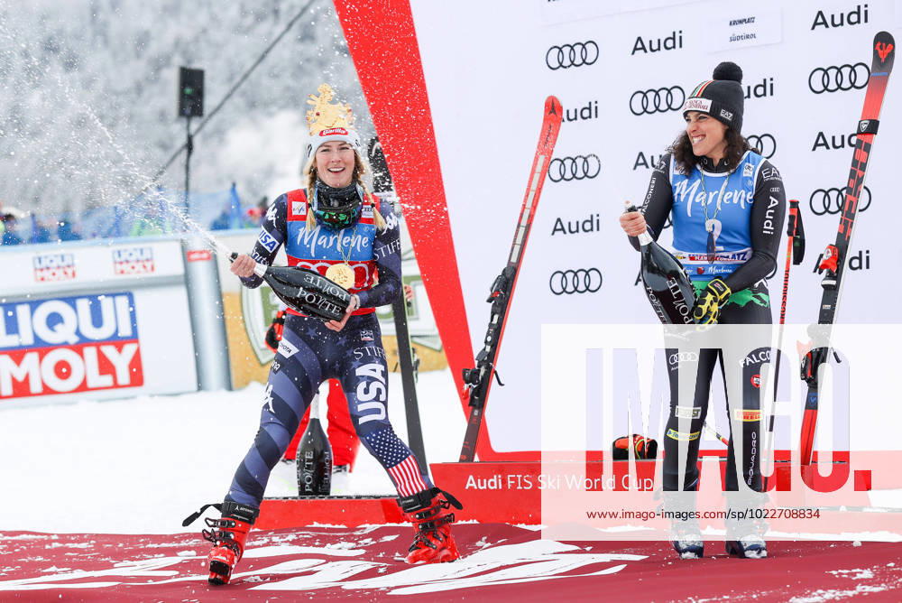 Bilder des Jahres 2023, Sport 01 Januar ALPINE SKIING - FIS WC Kronplatz KRONPLATZ,ITALY,24.JAN.23 - ALPINE SKIING - FIS World Cup,giant slalom, ladies. Image shows Mikaela Shiffrin (USA) and Federica Brignone (ITA). Keywords: champagne. GEPAxpictures xHaraldxSteiner