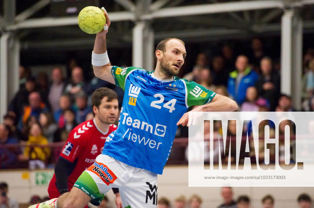 Marcel Schiller (Frisch Auf Goeppingen, 24) 7-Meter-Wurf dahinter: Christian Schaefer (SG BBM Bietigheim, 11) GER, FrischAuf Goeppingen - SG BBM Bietigheim, Handball, RIXE Handballspiel 2023, Benefiz, Joerg Riexinger, Rixespiel, TSV Korntal e.V., Bundesliga, HBL, 27.01.2023 FrischAuf Goeppingen - SG BBM Bietigheim, Sport, Handball, RIXE Handballspiel 2023, Benefiz, Joerg Riexinger, Rixespiel, TSV Korntal e.V., Bundesliga, HBL, 27.01.2023 Korntal-Muenchingen