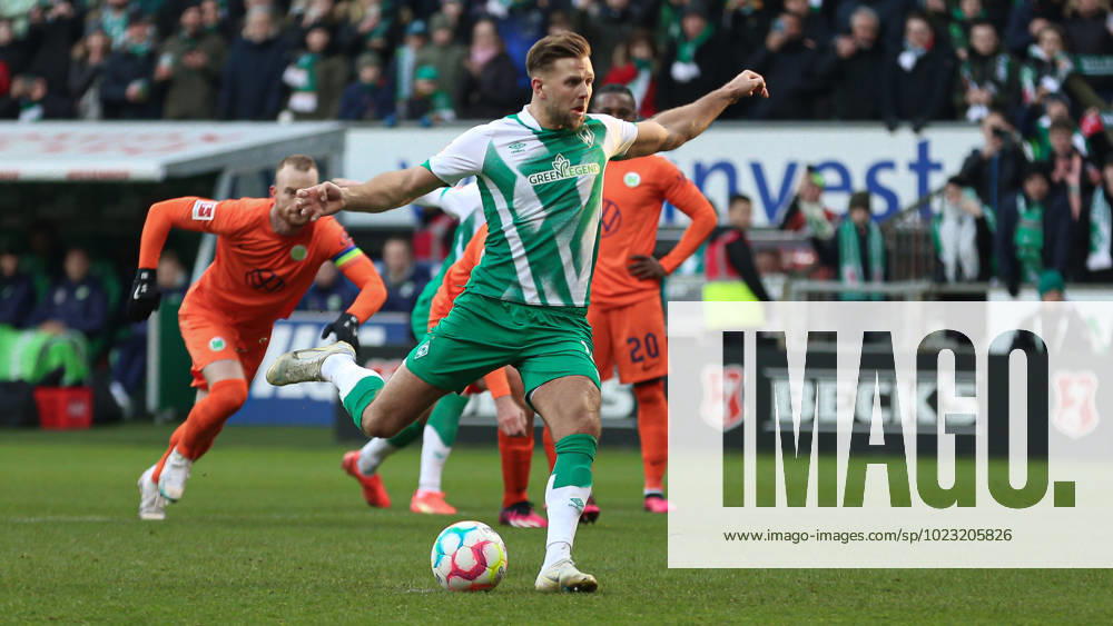 V.li.: Torschütze Niclas Füllkrug (SV Werder Bremen, 11) beim Elfmeter, Strafstoß, erzielt das Tor zum 1:0, Treffer, Highlight, Torerfolg , DIE DFL-RICHTLINIEN UNTERSAGEN JEGLICHE NUTZUNG VON FOTOS ALS SEQUENZBILDER UND ODER VIDEOA?HNLICHE FOTOSTRECKEN. DFL REGULATIONS PROHIBIT ANY USE OF PHOTOGRAPHS AS IMAGE SEQUENCES AND OR QUASI-VIDEO., 28.01.2023, Bremen (Deutschland), Fussball, Bundesliga, SV Werder Bremen - VfL Wolfsburg