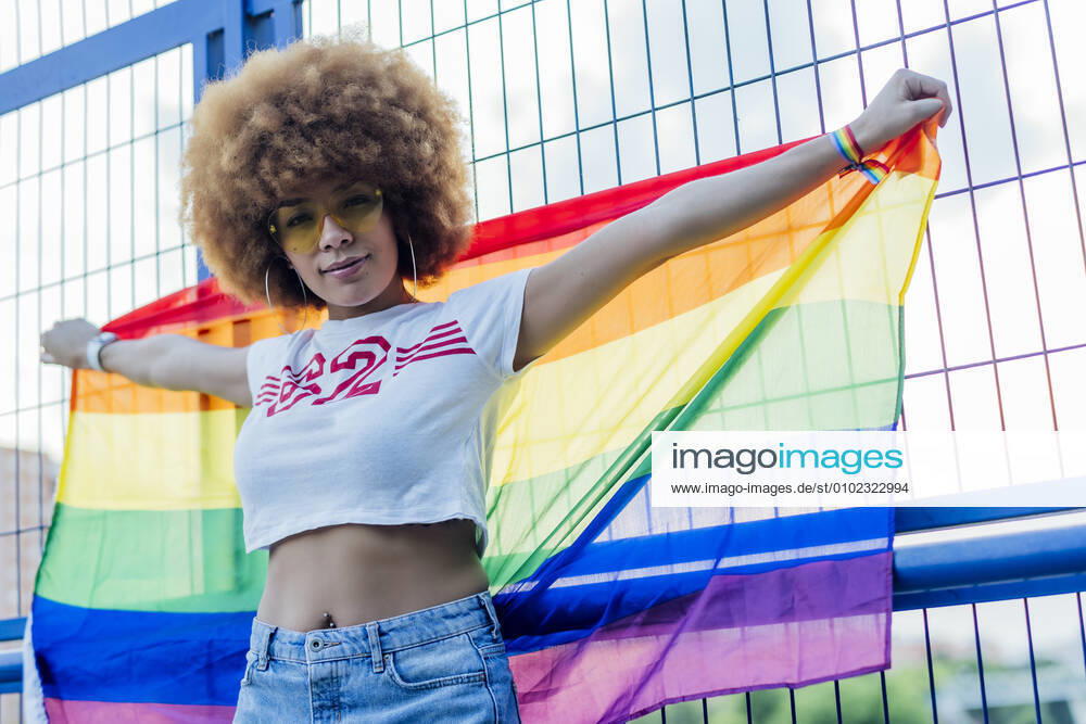IMAGO Creative: Pride Month 2022, Engagement der Jugendlichen woman holding her gay pride flag on a bridge Madrid, Community of Madrid, Spain CR_IVAR200703-442655-01 ,model released, Symbolfoto