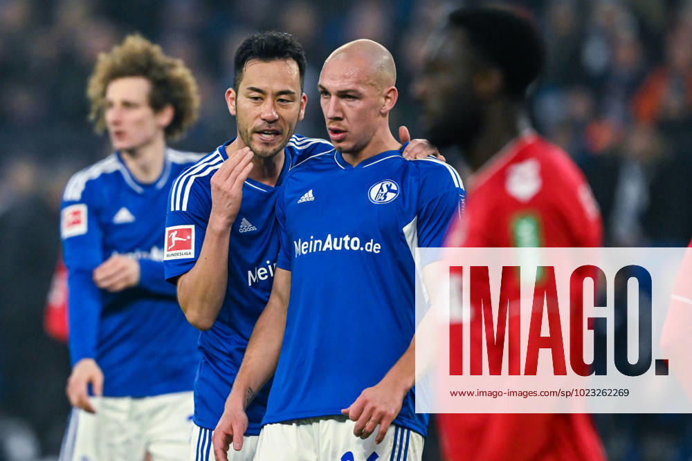 GER, 1.FBL, Bundesliga, FC Schalke 04 vs. 1.FC Köln 29.01.2023, Veltins Arena, Gelsenkirchen, GER, 1.FBL, Bundesliga, FC Schalke 04 vs. 1.FC Köln im Bild picture shows Maya Yoshida (FC Schalke 04 4) (l) und Michael Frey (FC Schalke 04 26) (r) sprechen miteinander.