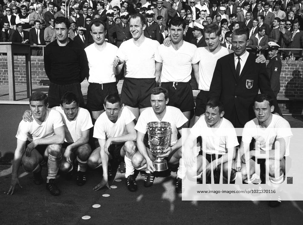 Borussia Dortmund Pokalsieger 22.05.1965 oben v.l. Tilkowski,Sturm,Paul,Emmerich,Redder,Trainer Eppenhoff,vorne v.l.Straschitz,Wosab,Konietzka,Schmidt,Kurrat,Cyliax.