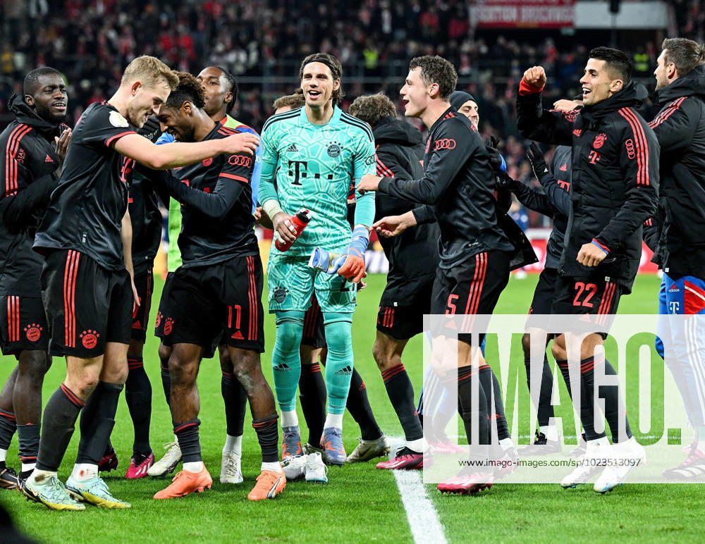 Fussball DFB Pokal Achtelfinale, 1.FSV Mainz 05 - FC Bayern München v.l. jubel nach dem Sieg Joao Cancelo (FC Bayern München), Matthijs de Ligt (FC Bayern Muenchen), Yann Sommer (FC Bayern München) Mainz