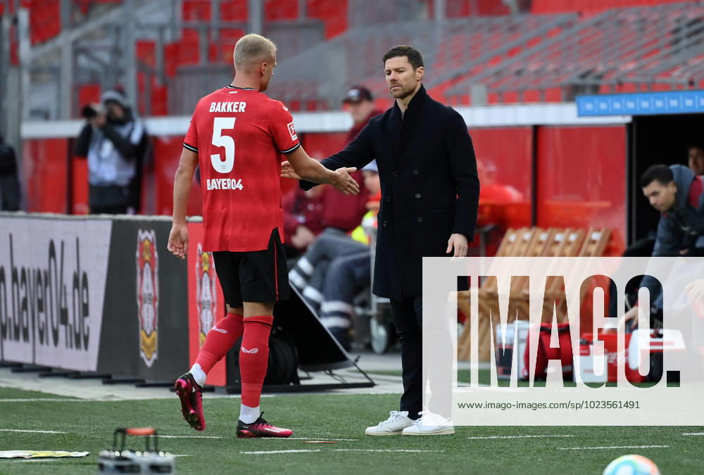 Trainer Xabi Alonso (Bayer 04 Leverkusen) mit Mitchel Bakker (Bayer 04 Leverkusen) 15.01.2023, Fussball GER, Saison 2022 2023, Testspiel, Bayer 04 Leverkusen - FC Kopenhagen Leverkusen BayArena Nordrhein Westfalen Deutschland