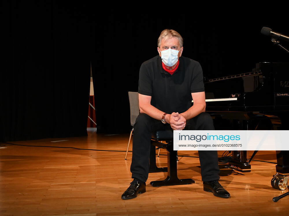 Gesprächskonzert mit dem Pianisten Stefan Mickisch Tonarten u. Sternzeichen bei Beethoven und Wagner , im Rahmen der Salzkammergut Festwochen Gmunden 2020 im Kongresszentrum Toscana, in Gmunden, am 11.07.20. Das Bild zeigt den Konzertfotografen Rudolf Gigler, vor den Proben, vor dem Konzertflüge,l mit Mundschutz in Zeiten von Corona 2020 - Gesprächskonzert mit dem Pianisten Stefan Mickisch Tonarten u. Sternzeichen bei Beethoven und Wagner , im Rahmen der Salzkammergut Festwochen Gmunden 2020 im Kongresszentrum Toscana in Gmunden, am 11.07.20.