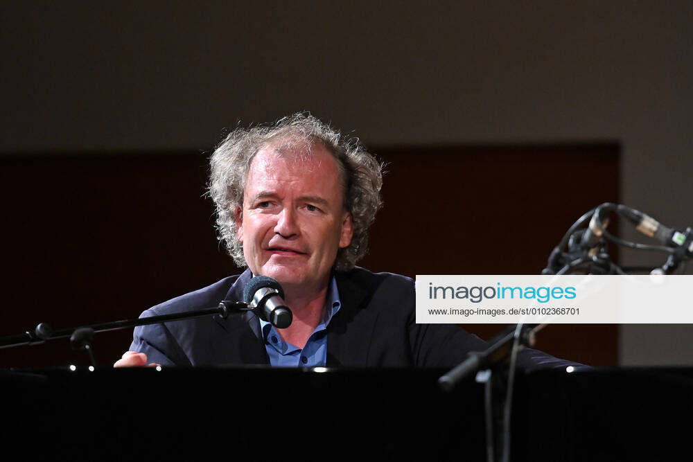 Gesprächskonzert mit dem Pianisten Stefan Mickisch Tonarten u. Sternzeichen bei Beethoven und Wagner , im Rahmen der Salzkammergut Festwochen Gmunden 2020 im Kongresszentrum Toscana, in Gmunden, am 11.07.20. Das Bild zeigt den Kopf des Pianisten, Klaviervirtuosen, Wagnerexperten und Musikwissenschaftler Stefan Mickisch, über dem Konzertflügel, vor dem Konzertflügel, während seines Konzertes 2020 - Gesprächskonzert mit dem Pianisten Stefan Mickisch Tonarten u. Sternzeichen bei Beethoven und Wagner , im Rahmen der Salzkammergut Festwochen Gmunden 2020 im Kongresszentrum Toscana in Gmunden, am 11.07.20.