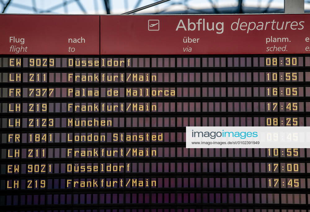 Dresden (Sachsen) Flughafen Dresden International: Impressionen vom Geschehen auf dem Flughafen Dresden International nach dem Neustart des Flugbetriebs: Blick in die leere Abflughalle mit der Abflugtafel, welche fuer Montag und Dienstag nur neun Fluege anzeigt.