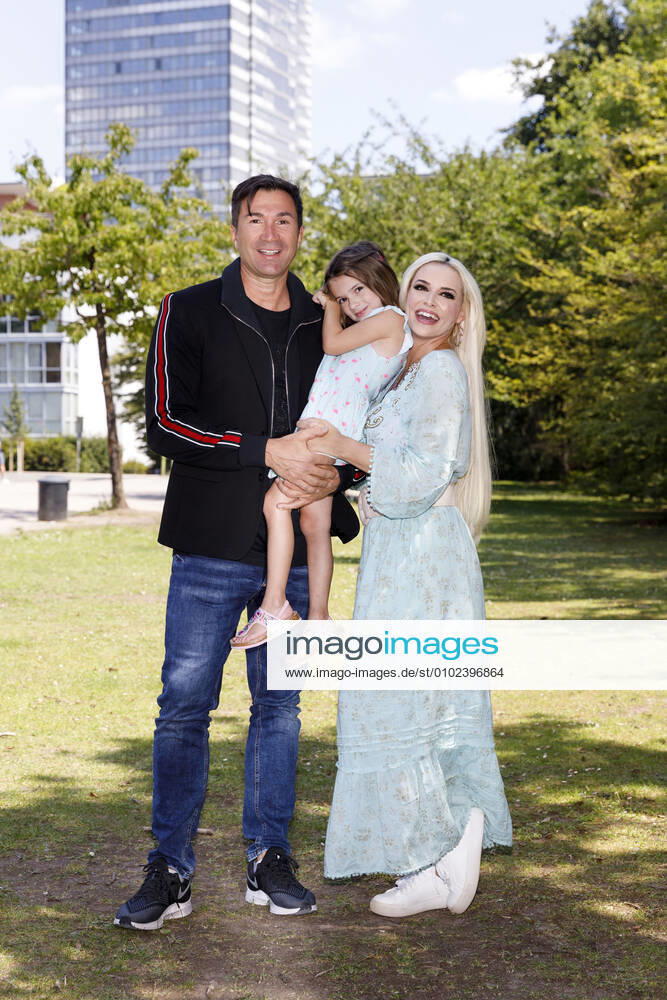 Daniela Katzenberger mit Ehemann Lucas Cordalis und Tochter Sophia beim Fototermin zur der Präsentation ihres neuen Buches Die Mutti-Mafia - kann mich mal... gernhaben auf dem Spielplatz Mediapark. Köln, 13.07.202