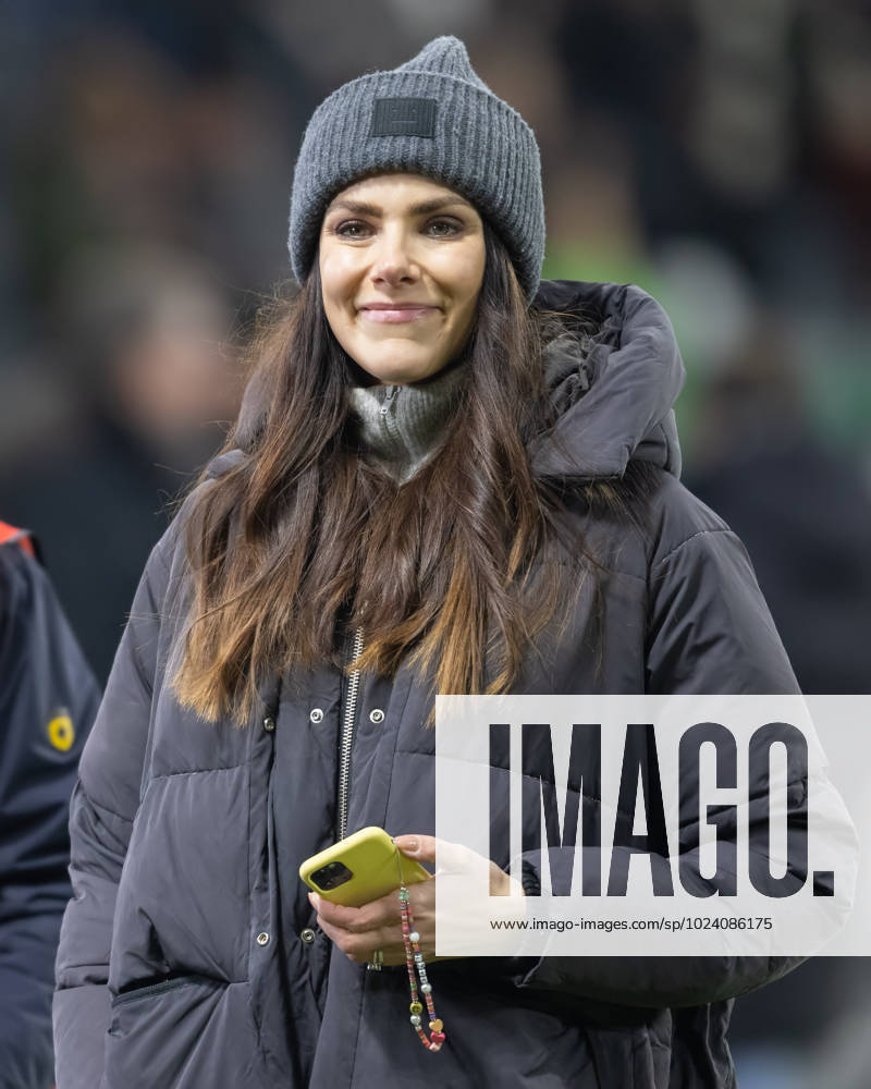 Eintracht Frankfurt - SV Darmstadt 98, DFB-Pokal ARD-Moderatorin Esther Sedlaczek. DFB-Pokalspiel zwischen Eintracht Frankfurt und dem SV Darmstadt 98 am 7. Februar 2023 im Deutsche Bank Park in Frankfurt am Main. Nach Vorgaben der DFL, Deutsche Fußball Liga, ist es untersagt, in dem Stadion und oder vom Spiel angefertigte Fotoaufnahmen in Form von Sequenzbildern und oder videoähnlichen Fotostrecken zu verwerten bzw. verwerten zu lassen., Frankfurt am Main Hessen Deutschland Deutsche Bank Park