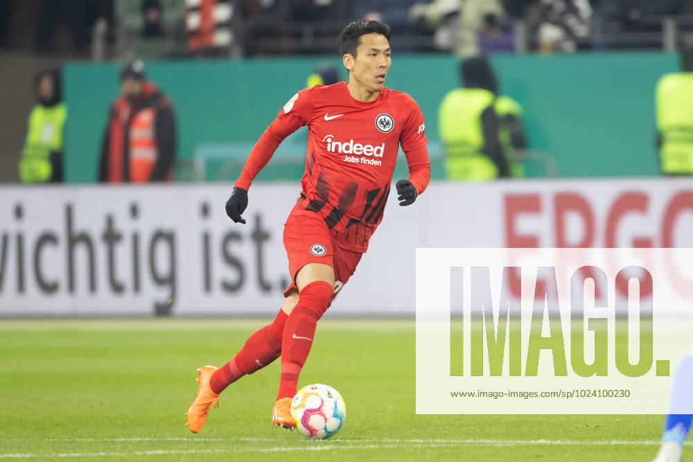 Eintracht Frankfurt - SV Darmstadt 98, DFB-Pokal Makoto Hasebe (Eintracht Frankfurt, 20). DFB-Pokalspiel zwischen Eintracht Frankfurt und dem SV Darmstadt 98 am 7. Februar 2023 im Deutsche Bank Park in Frankfurt am Main. Nach Vorgaben der DFL, Deutsche Fußball Liga, ist es untersagt, in dem Stadion und oder vom Spiel angefertigte Fotoaufnahmen in Form von Sequenzbildern und oder videoähnlichen Fotostrecken zu verwerten bzw. verwerten zu lassen., Frankfurt am Main Hessen Deutschland Deutsche Bank Park