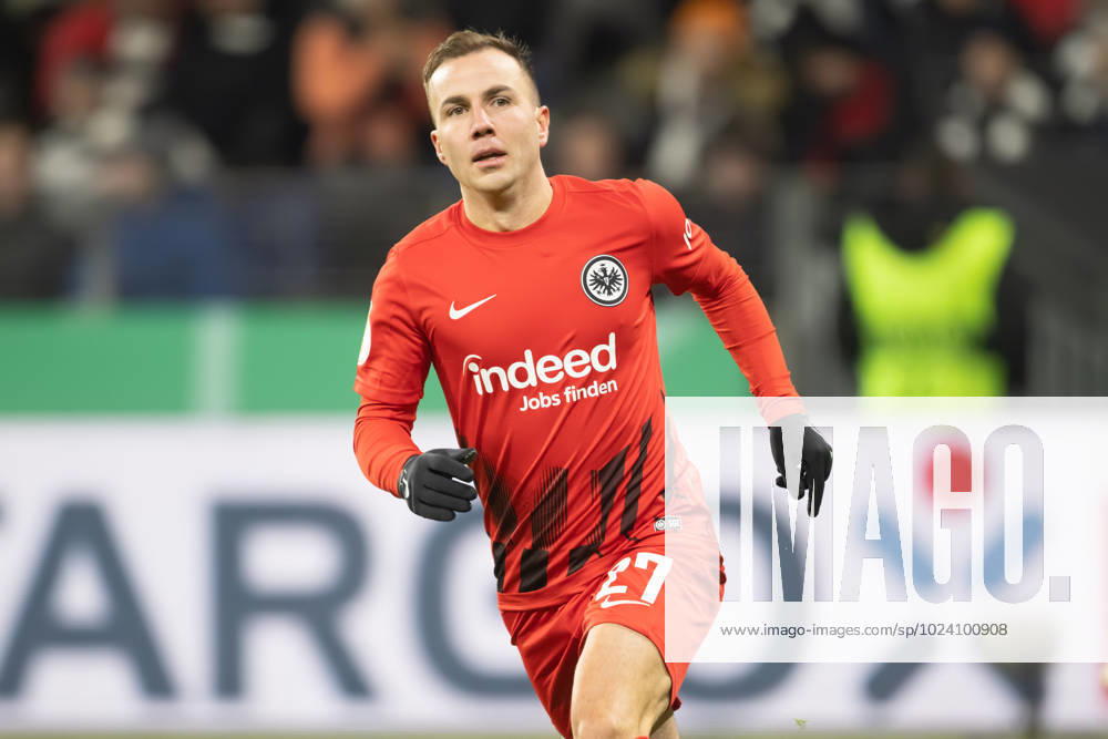 Eintracht Frankfurt - SV Darmstadt 98, DFB-Pokal Mario Götze (Eintracht Frankfurt, 27). DFB-Pokalspiel zwischen Eintracht Frankfurt und dem SV Darmstadt 98 am 7. Februar 2023 im Deutsche Bank Park in Frankfurt am Main. Nach Vorgaben der DFL, Deutsche Fußball Liga, ist es untersagt, in dem Stadion und oder vom Spiel angefertigte Fotoaufnahmen in Form von Sequenzbildern und oder videoähnlichen Fotostrecken zu verwerten bzw. verwerten zu lassen., Frankfurt am Main Hessen Deutschland Deutsche Bank Park