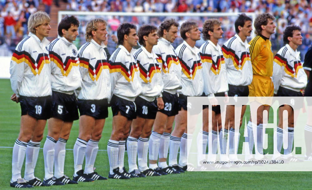 Deutschland - Spanien Deutschland, München, 17.06.1988, Fussball, Europameisterschaft EM 1988 in Deutschland, Deutschland - Spanien (2:0): Team Mannschaft Kader Deutschland v.l. Jürgen Klinsmann, Matthias Herget, Andreas Brehme, Pierre Littbarski, Olaf Thon, Wolfgang Rolff, Uli Borowka, Rudi Völler, Jürgen Kohler, Eike Immel, Lothar Matthäus.