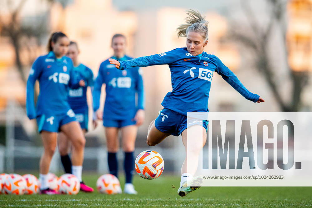 Thea Bjelde of the Norwegian women s national football team during a training session on February 13, 2023 in Angers. Photo: Vegard Grott BILDBYRAN kod VG VG0392 bbeng fotboll football soccer fotball träningslandskamp International Friendly, Länderspiel, Nationalmannschaft privatlandskamp träning practice training trening norge norway women dam
