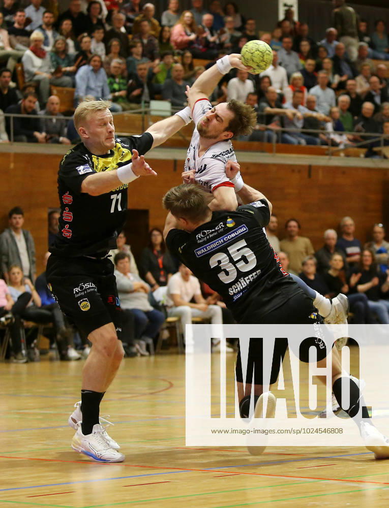 BAU 22.02.2023 Bietigheim Handball SG BBM Bietigheim vs. HSC 2000 Coburg, v.l. Andreas Schröder (Coburg), Tom Wolf (BBM), Jan Schäffer (Coburg)