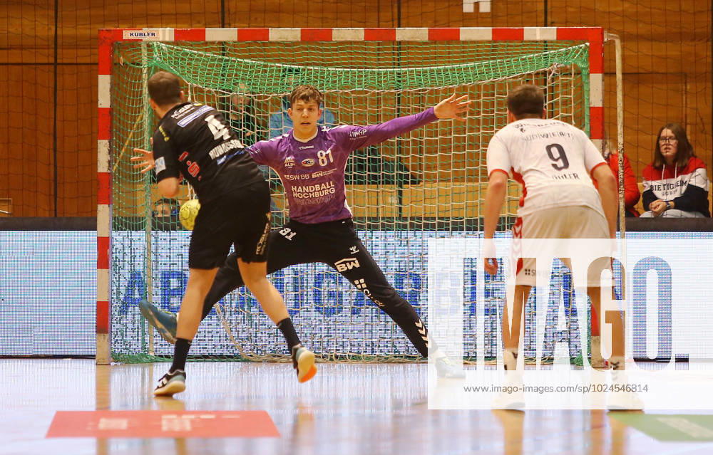 BAU 22.02.2023 Bietigheim Handball SG BBM Bietigheim vs. HSC 2000 Coburg, v.l. Tumi Steinn Runarsson (Coburg), Jan Kanters (BBM), Max Öhler (BBM)