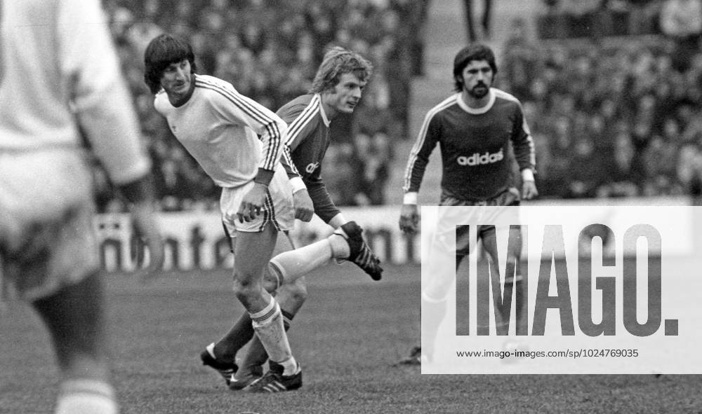 FC Bayern München - VfB Stuttgart Deutschland, München, 15.02.1975, Fussball, Bundesliga, FC Bayern München - VfB Stuttgart (1:1): v.l. Heinz Stickel (VfB Stuttgart), Björn Andersson (FC Bayern München).