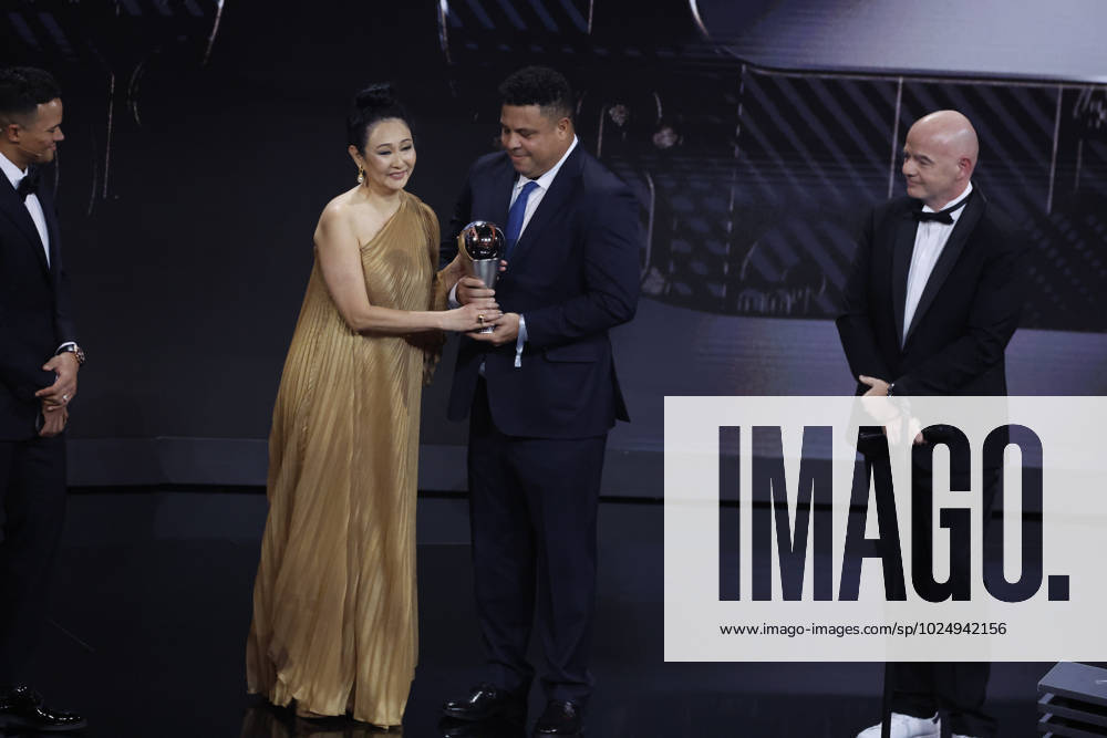 27 Fevrier 2023 : Paris, France : La derniere à pouse de pelà Marcia Aoki avec ici Ronaldo lors de la remise desTrophà es des FIFA AWARDS THE BEST 2022 à la Salle Pleyel. (Henri Szwarc Starface) 289107 2023-02-27 Paris France