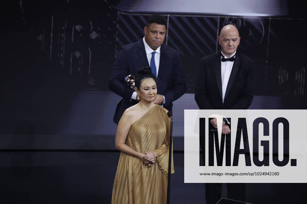 27 Fevrier 2023 : Paris, France : La derniere à pouse de pelà Marcia Aoki avec ici Ronaldo lors de la remise desTrophà es des FIFA AWARDS THE BEST 2022 à la Salle Pleyel. (Henri Szwarc Starface) 289107 2023-02-27 Paris France