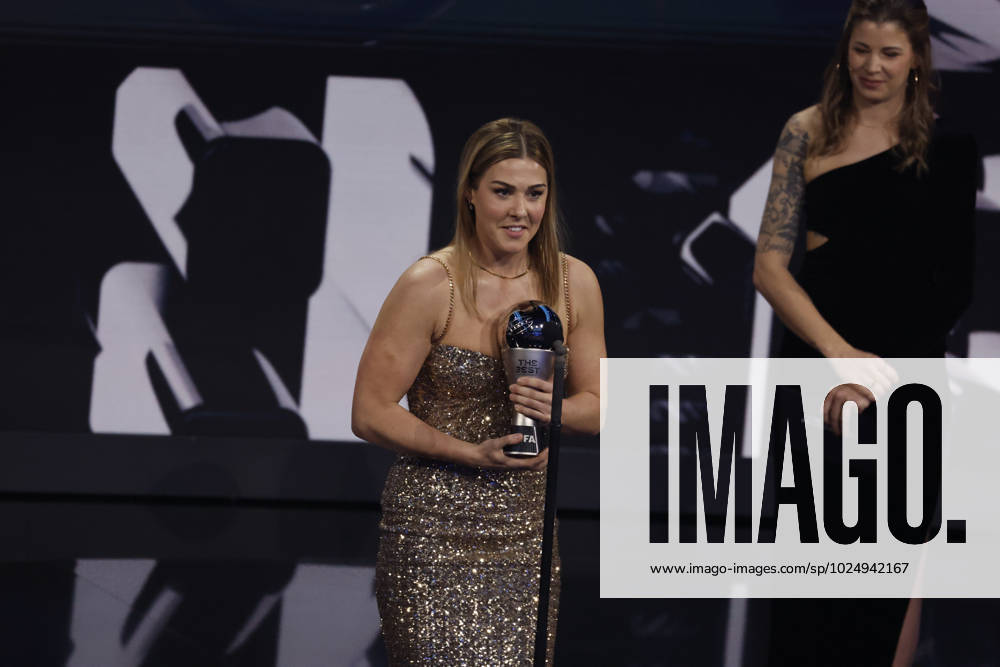 27 Fevrier 2023 : Paris, France : Mary Earps (Angleterre) à lue meilleure gardienne de but avec ici Didier Drogba lors de la remise desTrophà es des FIFA AWARDS THE BEST 2022 à la Salle Pleyel. (Henri Szwarc Starface) 289107 2023-02-27 Paris France