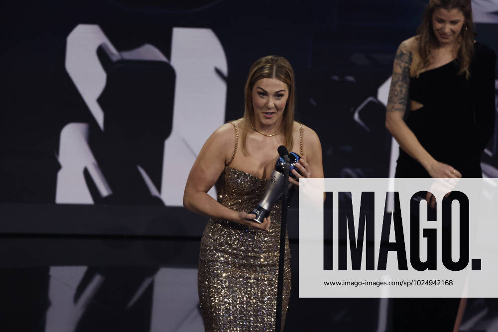 27 Fevrier 2023 : Paris, France : Mary Earps (Angleterre) à lue meilleure gardienne de but avec ici Didier Drogba lors de la remise desTrophà es des FIFA AWARDS THE BEST 2022 à la Salle Pleyel. (Henri Szwarc Starface) 289107 2023-02-27 Paris France