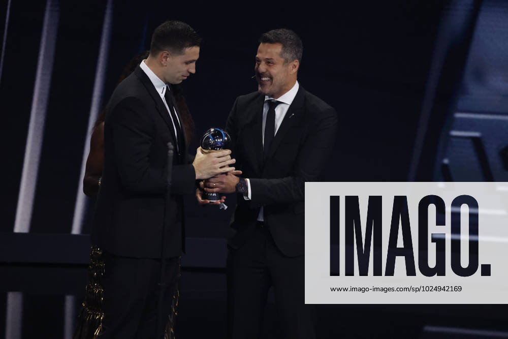 27 Fevrier 2023 : Paris, France : Emiliano Martinez (Argentine) Ã lue meilleure gardien de but lors de la remise desTrophÃ es des FIFA AWARDS THE BEST 2022 Ã la Salle Pleyel. (Henri Szwarc Starface) 289107 2023-02-27 Paris France