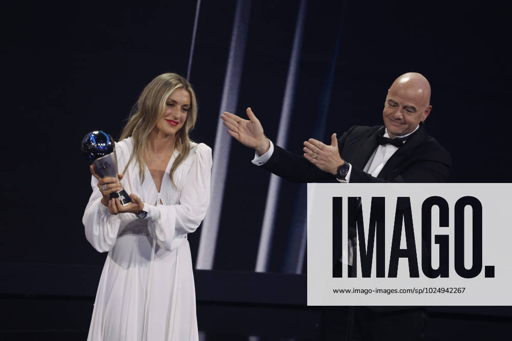 27 Fevrier 2023 : Paris, France : Meilleure joueuse feminine Alexia Putellas et le President Infantino lors de la remise desTrophà es des FIFA AWARDS THE BEST 2022 à la Salle Pleyel. (Henri Szwarc Starface) 289107 2023-02-27 Paris France
