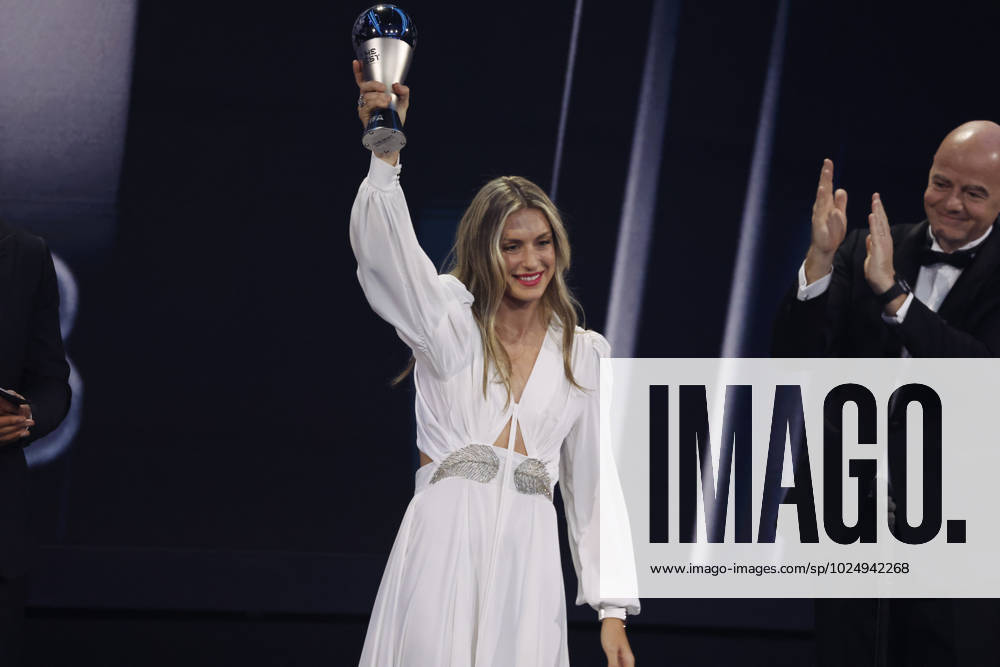 27 Fevrier 2023 : Paris, France : Meilleure joueuse feminine Alexia Putellas et le President Infantino lors de la remise desTrophà es des FIFA AWARDS THE BEST 2022 à la Salle Pleyel. (Henri Szwarc Starface) 289107 2023-02-27 Paris France