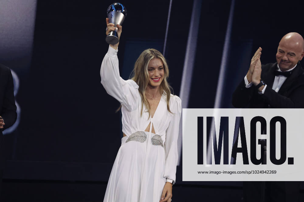 27 Fevrier 2023 : Paris, France : Meilleure joueuse feminine Alexia Putellas et le President Infantino lors de la remise desTrophà es des FIFA AWARDS THE BEST 2022 à la Salle Pleyel. (Henri Szwarc Starface) 289107 2023-02-27 Paris France